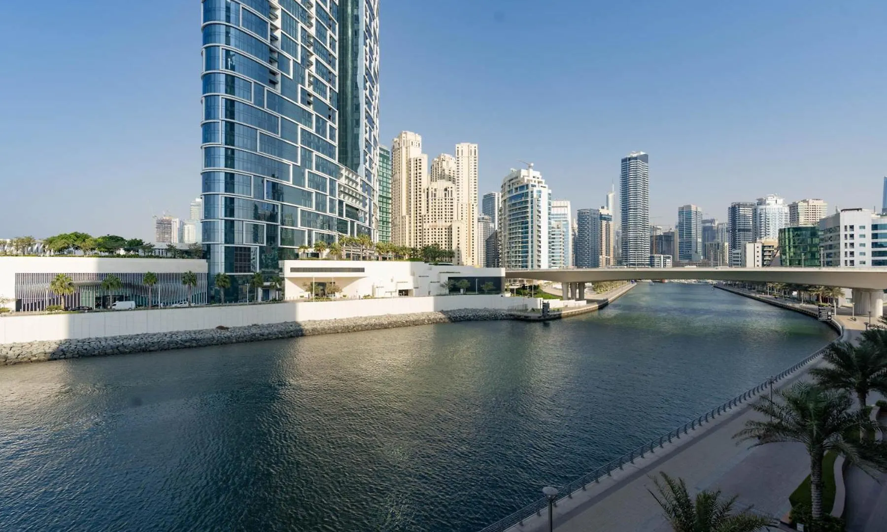 Cozy And Stunning Waterfront One Bed Apartment Dubai