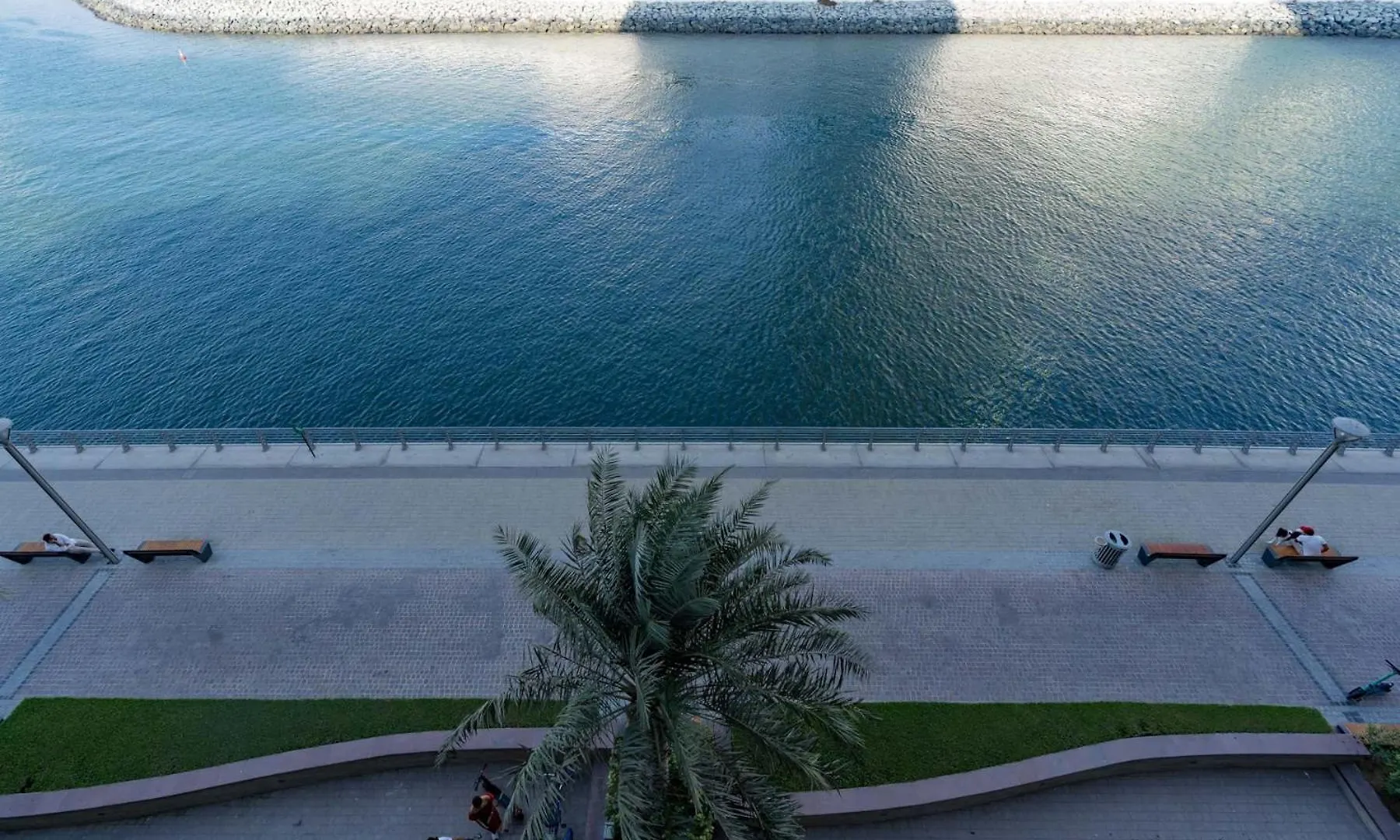 Cozy And Stunning Waterfront One Bed Apartment Dubai